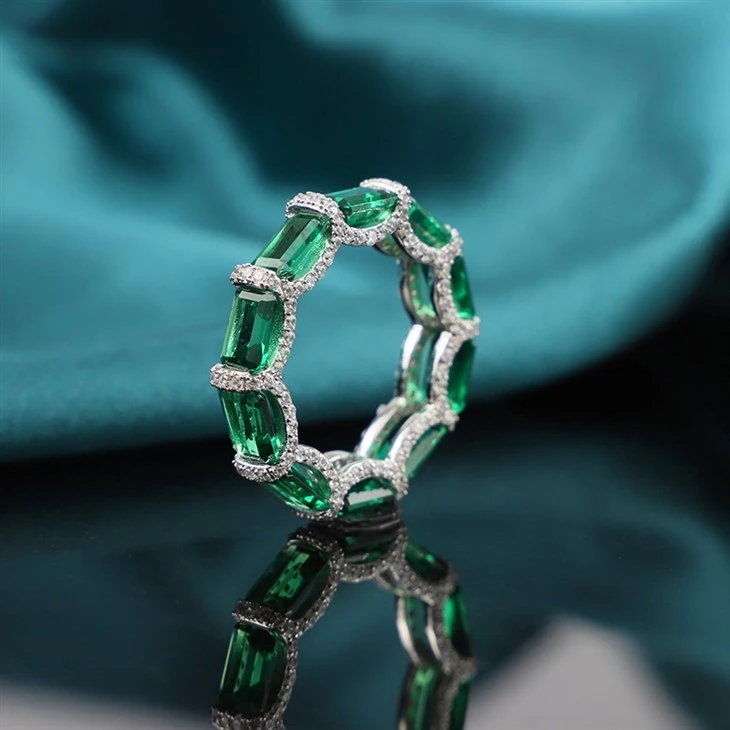 emerald eternity ring 02
